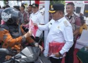 Jelang HUT Kemerdekaan RI, Bupati dan Wakil Bupati Bersama Forkopimda Bagi – Bagi Bendera Merah Putih