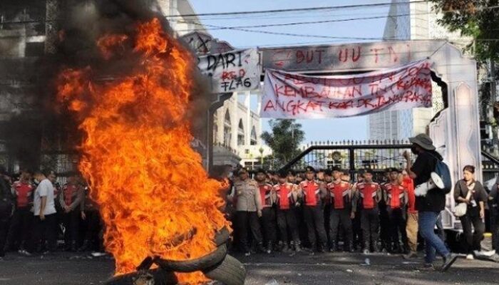 Aksi Demo Di Depan Kantor DPRD Sumut Panas