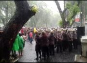 Ditengah Hujan Sore Yang Deras Massa Mendatangi Gedung DPRD