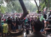 Ketua DPR Sumut Mendatangi Massa UNRAS di Depan Gedung DPRD Sumut