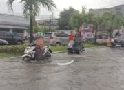 Personel Ditsamapta Polda Sumut Sigap Bantu Warga di Tengah Banjir Jalan SM Raja – Amplas Medan