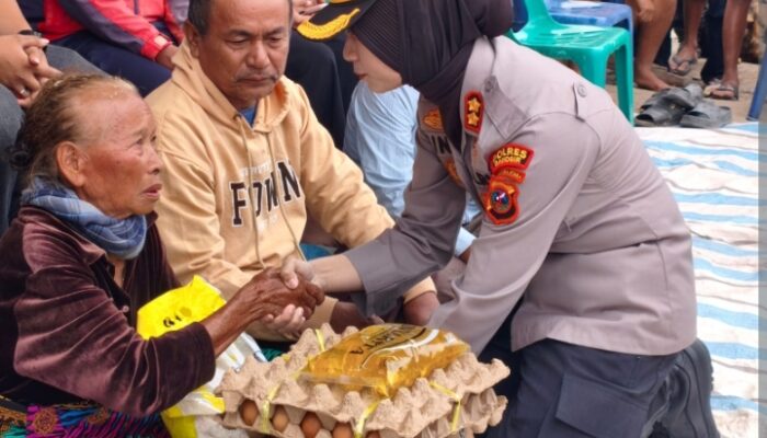 Kapolres Samosir Gelar Bakti Sosial untuk Korban Kebakaran 8 Unit Rumah di Desa Simarmata