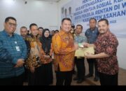 Wabup Asahan Serahkan Kartu BPJS Ketenagakerjaan kepada 4900 Orang Pekerja Rentan Secara Simbolis