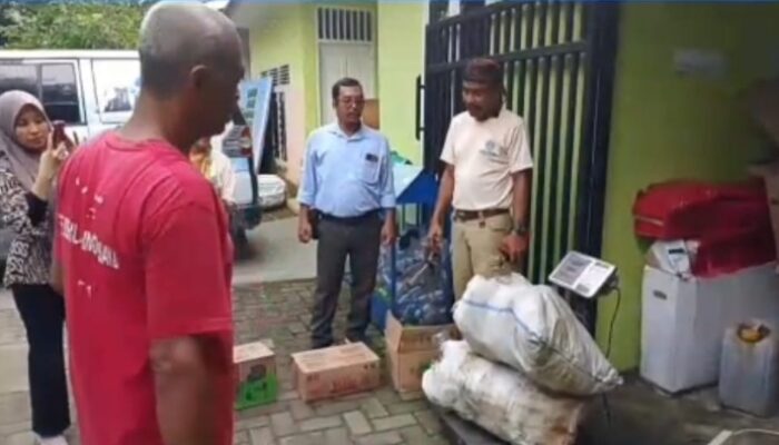AMPHIBI Tukar Sampah Plastik Bermerk Dengan Produk Makanan dan Minuman di DLHK Sumut