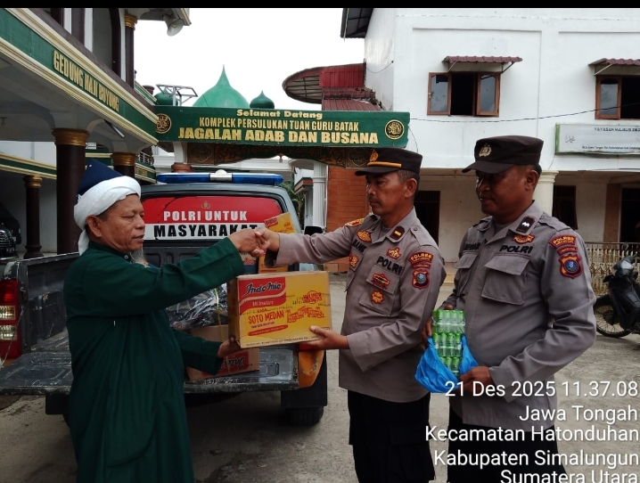 Salurkan bantuan Polsek Tanah Jawa.(Ist)