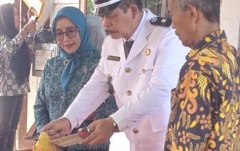 Kades N-6 Aek Nabara Potong Tumpeng Usai Peringatan Hari Desa Nasional ke-60