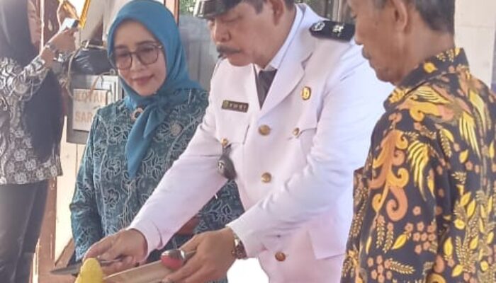 Kades N-6 Aek Nabara Potong Tumpeng Usai Peringatan Hari Desa Nasional ke-60