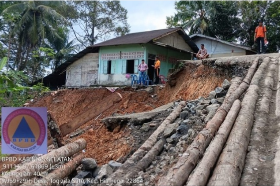 Banjir dan longsor di Nias Selatan akibat hujan deras merusak jalan dan rumah warga